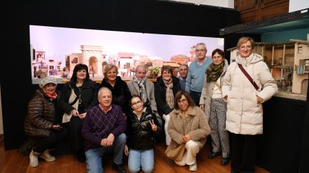 Belenistas de Estella y merindad en la inauguración de la muestra de la casa de cultura Fray Diego el 29 de noviembre, tarde de ferias en la localidad.