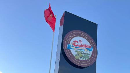 La bandera de Navarra ondea en la empresa de aceitunas y encurtidos El Cabildo