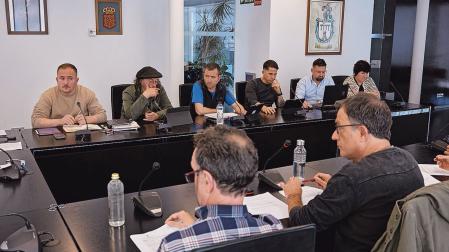Ediles de UPN y, enfrente, de AINE, Somos Valle y AINE en una sesión anterior.
