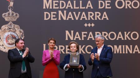 La presidenta del Gobierno de Navarra, María Chivite, entrega la Medalla de Oro a su esposa, Amparo Lusarreta