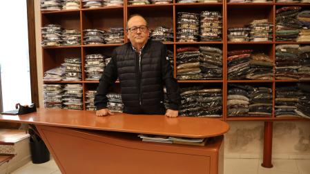 Jesús Arbona Arzoz, tras el mostrador en el que todavía atiende en la calle Escuelas Pía