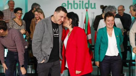 Arnaldo Otegi y Laura Aznal, en el acto organizado este miércoles por EH Bildu en el Día de Navarra y en el Día del Euskera