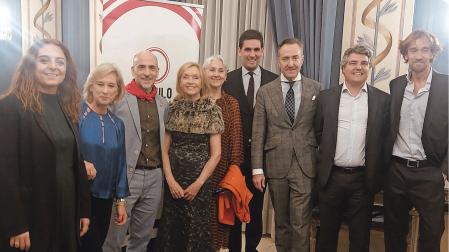 Los miembros de la junta del Círculo de Navarra en Madrid con el premiado: de izquierda a derecha, Beatriz Acinas, Carmen Remírez de Ganuza, César Oroz, la presidenta Beatriz Aizpún, Mónica Ruiz de la Cuesta (esposa de César Oroz), Ignacio Salinas, Alberto Osácar, Juan Zuza y Javier Lacunza