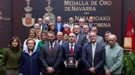 A* Jesús Garzaron F* 2025_12_03 T* Día de Navarra. Medalla de Oro de Navarra 2025, concedida, a título póstumo, a Manuel Torres. Recoge el galardón su mujer, Amparo Lusarreta, presidenta de MTorres. L* INAP,  Pamplona