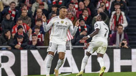 Kylian Mbappé celebra uno de sus goles junto a Vinicius