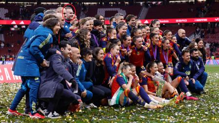 DE ZIZUR AL CIELO. Julen Itxaso, en la imagen rodeado por un círculo, celebra la consecución de la Liga de Naciones con la selección española en el césped del Metropolitano. Es ayudante de la seleccionadora Sonia Bermúdez.