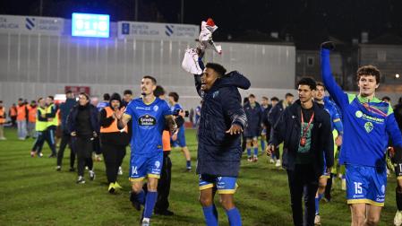 Los jugadores del Ourense celebran la victoria ante el Girona