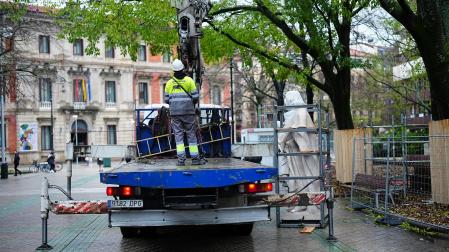 Fotos del traslado de las estatuas de los Reyes del paseo Sarasate
