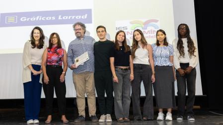 El escritor madrileño Sergio del Molino Molina -tercero por la izda.-, durante la entrega del premio