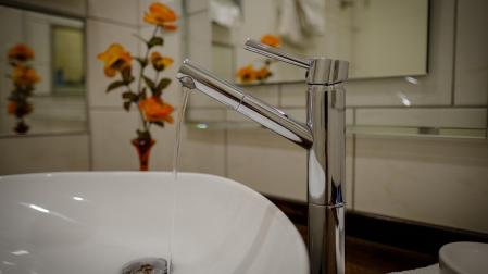 Hay muchos "trucos" para conseguir que el cuarto de baño parezca más grande de lo que realmente es