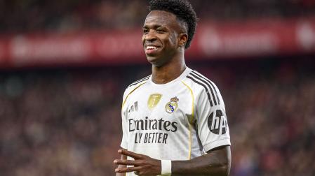 Vinicius Jr. hace el gesto del tres con los dedos en referencia al 0-3 contestando a los cánticos de la grada de San Mamés