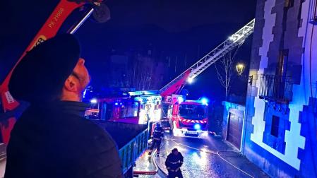 Miguel Ángel Zubítur controla la pluma de su camión, desde la que los bomberos voluntarios pudieron tomar altura para sofocar las llamas del tejado.