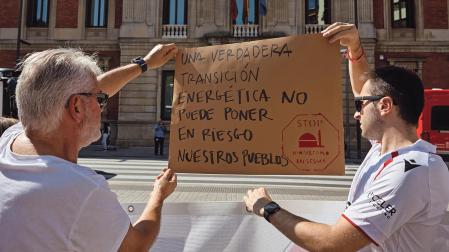 Protesta de la plataforma Stop Biometano Lodosa-Sesma frente al Parlamento de Navarra el pasado mes de septiembre
