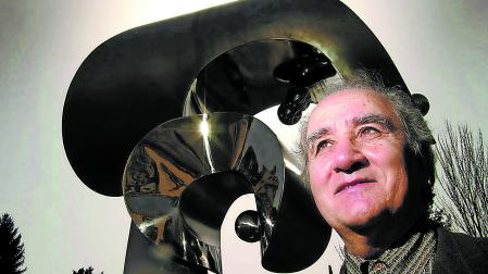 El artista Manuel Clemente Ochoa, junto a una de sus obras que expuso en la Ciudadela .