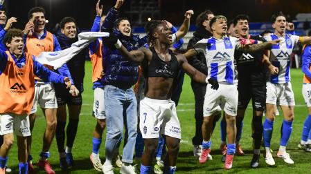 Los jugadores del Baleares celebran la victoria, al término del partido de segunda ronda de la Copa del Rey de fútbol que Atlético Baleares y RCD Espanyol