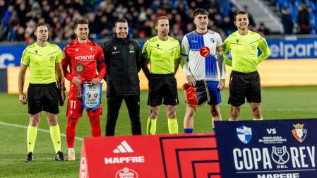 Los capitanes se intercambiaron obsequios antes del Ebro-Osasuna
