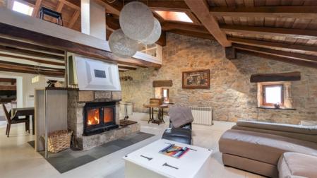 La chimenea, además de actuar como calefacción, es el punto de encuentro en el hogar