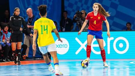 La española Laura Córdoba ante Ana Luiza durante la semifinal del mundial que se llevaron por 1-4 las cariocas