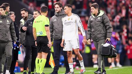 El defensa del Real Madrid Trent Alexander-Arnold en el momento de ser sustituido tras lesionarse en San Mamés