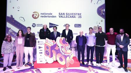 El alcalde de Madrid, José Luis Martínez-Almeida (5º izda.), el fundador de la carrera, Antonio Sabugueiro (4º izda.), el CEO de Nationale-Nederlanden, Carlos González Perandones (centro), y los atletas españoles Carla Gallardo (2º izda.) y Adrián Ben (3º izda.), entre otros, posan para la foto de familia de la presentación de la Nationale-Nederlanden San Silvestre Vallecana 2025