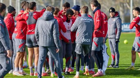Valentin Rosier recibe el cariño de sus compañeros en su vuelta al grupo.j.p. urdíroz