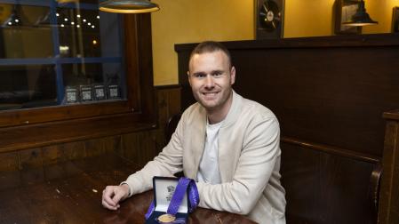 Julen Itxaso, el pasado jueves en el bar Shamrock del barrio pamplonés de Iturrama, con la medalla de oro ganada en la Liga de Naciones.