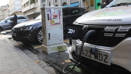 Un híbrido enchufable y un eléctrico puro recargan en la calle Paulino Caballero de Pamplona