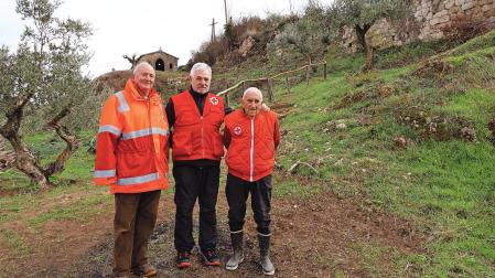 Javier Zunzarren, Carlos Sagaseta de Ilurdoz y Guillermo Hermoso de Mendoza, entre olivos y con la muralla visible