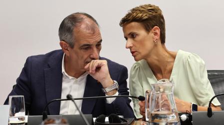 El consejero Óscar Chivite y la presidenta María Chivite, en una comparecencia en el Parlamento para hablar de las obras de Belate