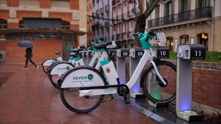 Vista de una de las estaciones de bicicletas eléctricas ubicada en el Casco Viejo de Pamplona, en la plaza de San Francisco
