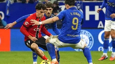 Federico Viñas (dcha.) presiona al centrocampista del Real Mallorca Jan Virgili durante el partido