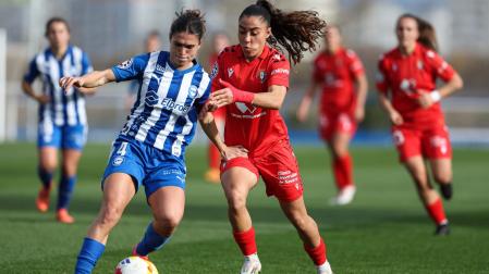 Marina Pérez pelea un balón con una jugadora del Alavés