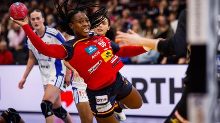 La navarra Lyndie Tchaptchet se eleva desde el pivote en el pasado duelo frente a Islandia de este Mundial