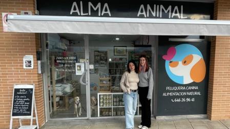 Almudena López Jiménez (izquierda) y  Maitane Aranguren Santiago junto a la fachada principal de Alma Animal