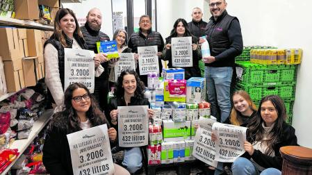 Voluntarios y miembros de la Villa de Javier Posan con el lote de leche recibido tras el último llamamiento