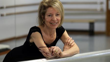 Almudena Lobón, retratada en su estudio de danza de Pamplona