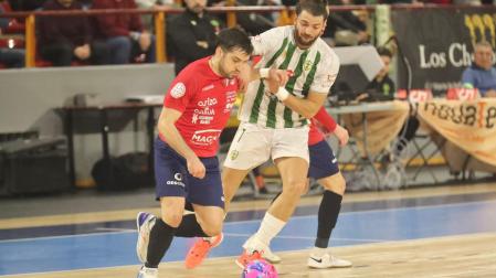Juanpi Cuello trata de llevarse el balón ante la defensa de Zequi