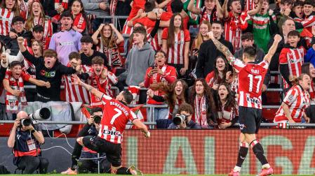 El delantero del Athletic Álex Berenguer (i) celebra tras marcar ante el Atlético de Madrid,