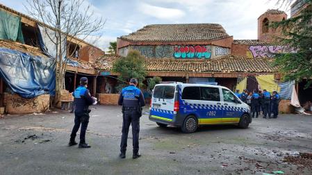 Agentes de la Policía Municipal de Pamplona, este domingo en el interior del antiguo convento de las Agustinas, en Aranzadi, dónde un joven ha caído por el hueco del ascensor