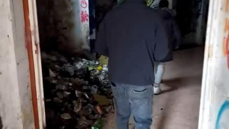 El interior del edificio se encuentra en un estado de abandono en el que la basura se acumula por todos los rincones