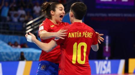 Jugadoras de la selección española femenina de fútbol sala celebran la victoria ante Argentina y la medalla de bronce