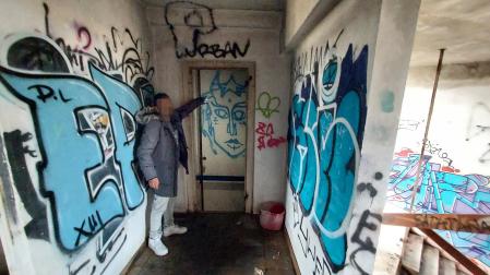 Interior del convento abandonado de Aranzadi donde viven 70 personas