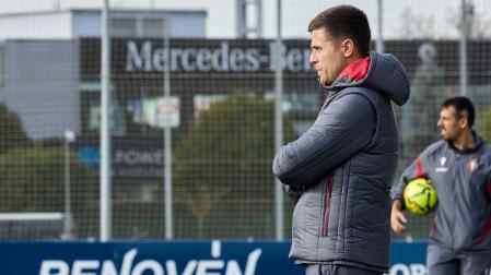 Alessio Lisci observa a sus jugadores durante el entrenamiento de Osasuna este domingo en Tajonar