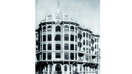 Antiguo edificio de La Vasco-Navarra, rematado por la estatua de la diosa Atenea hasta la reforma de 1943. Altadill se convirtió en el primer director de la aseguradora