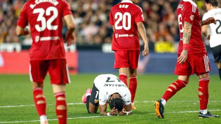 El delantero del Valencia Largie Ramazani, durante el partido de la jornada 15 de LaLiga EA Sports entre el Valencia y el Sevilla