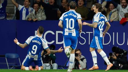 El delantero del Espanyol Roberto Fernández (i) celebra tras marcar ante el Rayo,