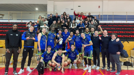 La plantilla celebra la victoria con la afición desplaza y el cuerpo técnico