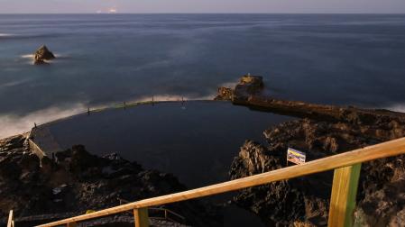 Imagen tomada este domingo de la piscina natural de Isla Cangrejo, en Los Gigantes (Tenerife)