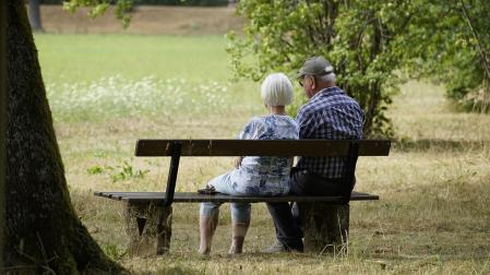 Una pareja de jubilados, en un parque