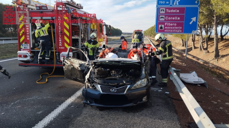 Imagen de los servicios de emergencia atendiendo el accidente